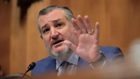Senator Cruz Compares US Broadcast Regulator to ‘Mobster’ on Jimmy Kimmel Show